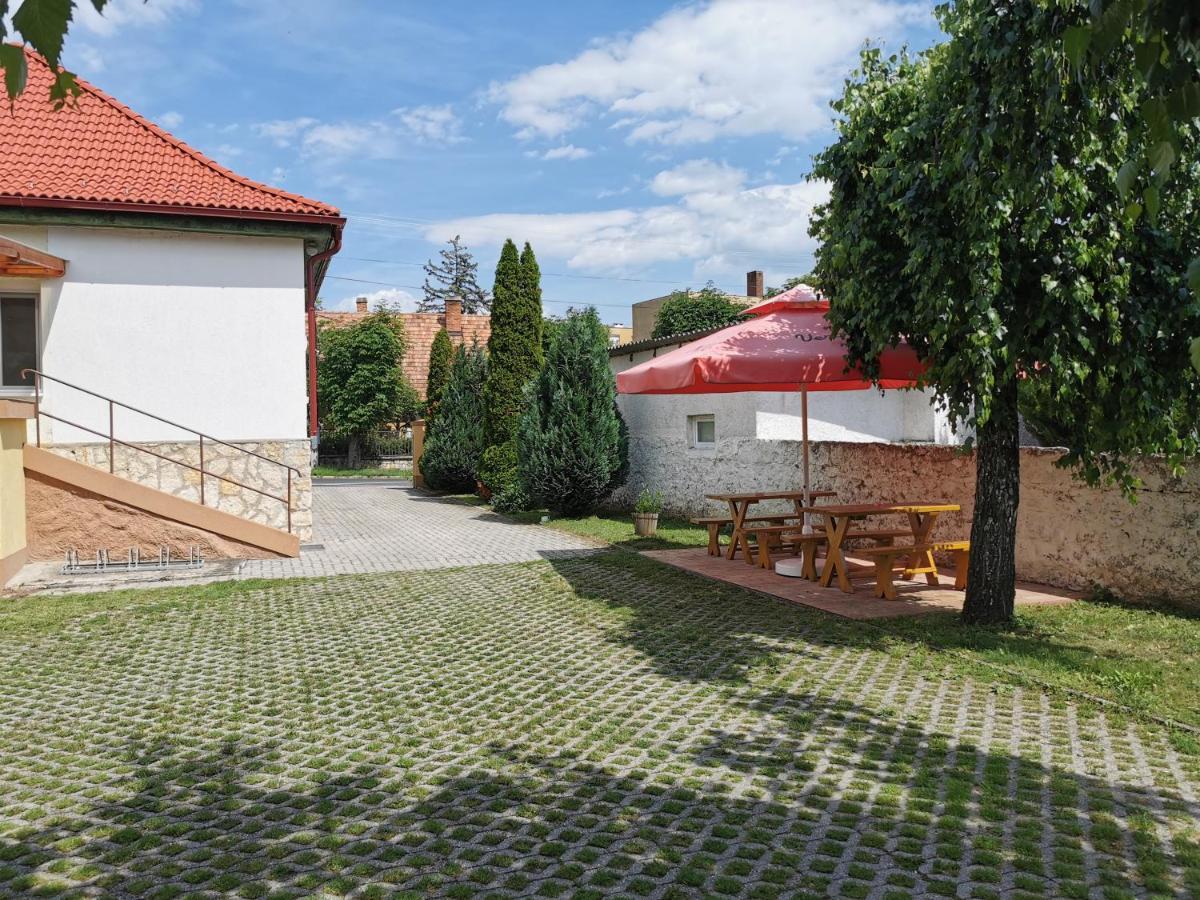 Glázer-Szálló Hotel Tapolca Exterior foto